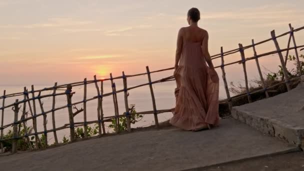 在印度尼西亚巴厘努沙佩尼达岛上欣赏曼塔湾美景的妇女 — 图库视频影像