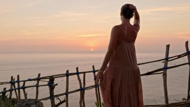 Женщина наслаждается видом на залив Манта на острове Нуса-Пенида, Бали, Индонезия — стоковое видео