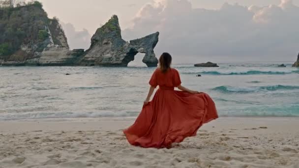 Woamn à la plage d'Atuh sur l'île de Nusa Penida, Bali, Indonésie — Video