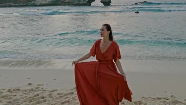 Endonezya, Bali 'deki Nusa Penida Adası' ndaki Atuh plajında bir kadın. — Stok video