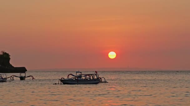 Σκάφη σε ένα ηλιοβασίλεμα στο Crsytal Bay, Νούσα Penida νησί, Ινδονησία — Αρχείο Βίντεο