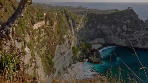 Blick auf eine wunderschöne Diamantenbucht, Insel Nusa Penida, Indonesien — Stockvideo