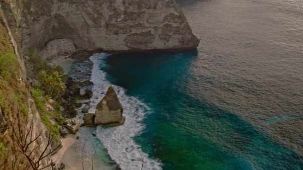 Вид на красивый Алмазный залив, остров Нуса-Пенида, Индонезия — стоковое видео