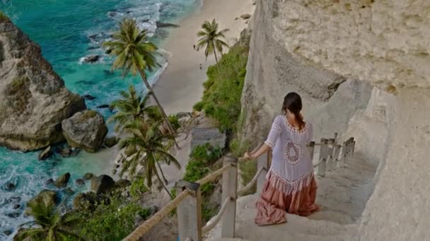 Woman at Diamond Bay, Nusa Penida island, Indonesia — Stock Video