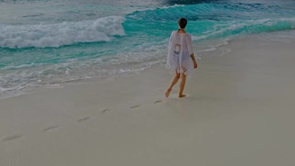 Vrouw lopend op een strand bij Diamond Bay, Nusa Penida eiland, Indonesië — Stockvideo