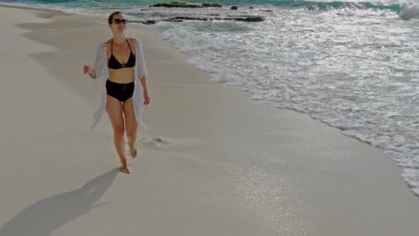 Mujer caminando en una playa en Diamond Bay, isla de Nusa Penida, Indonesia — Vídeos de Stock