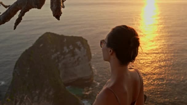 Kvinnan njuter av utsikten över Manta Bay på Nusa Penida Island, Bali, Indonesien — Stockvideo