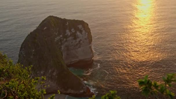 Pláž kelingking na ostrově Nusa Penida, Bali, Indonésie — Stock video