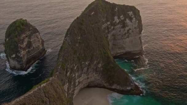 Kelingking Beach na Ilha Nusa Penida, Bali, Indonésia — Vídeo de Stock