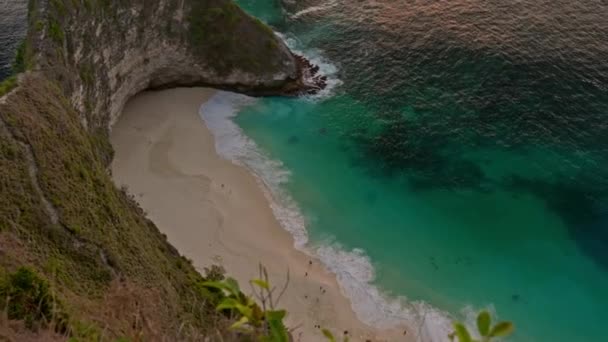 Kelingking Beach sull'isola di Nusa Penida, Bali, Indonesia — Video Stock