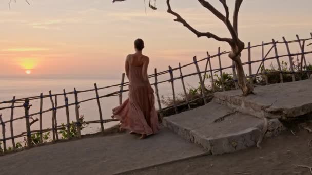 Mujer disfrutando de la vista de la bahía de Manta en la isla de Nusa Penida, Bali, Indonesia — Vídeo de stock