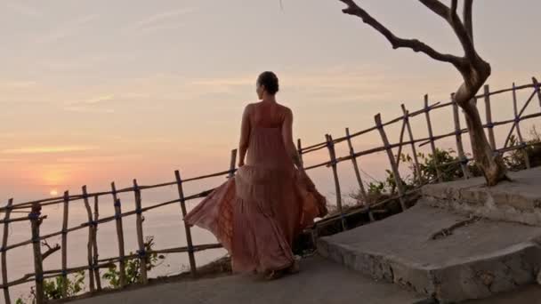 Femme profitant de la vue sur la baie de Manta sur l'île de Nusa Penida, Bali, Indonésie — Video