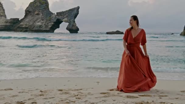 Woamn en la playa de Atuh en la isla de Nusa Penida, Bali, Indonesia — Vídeos de Stock