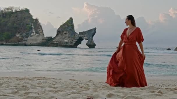 Endonezya, Bali 'deki Nusa Penida Adası' ndaki Atuh plajında bir kadın. — Stok video