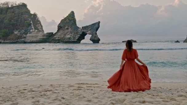 Woamn en la playa de Atuh en la isla de Nusa Penida, Bali, Indonesia — Vídeos de Stock