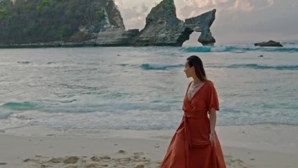Endonezya, Bali 'deki Nusa Penida Adası' ndaki Atuh plajında bir kadın. — Stok video
