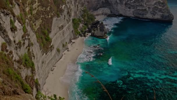 Vista de una hermosa bahía de Diamond, isla de Nusa Penida, Indonesia — Vídeos de Stock