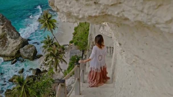 インドネシアヌサペニダ島ダイアモンドベイの女性 — ストック動画