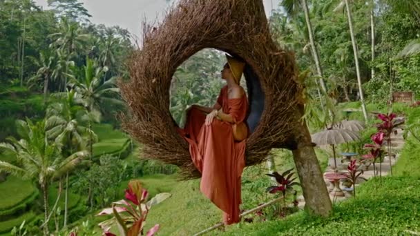 Woman enyoing wiew of Tegalalang Rice Terrace, Bali — Stock Video