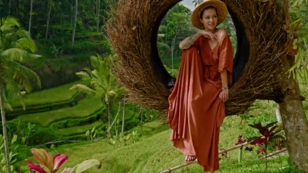 Женщина enyoing wiew Тегалаланг Райс Терраса, Бали — стоковое видео