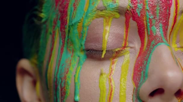 Молода жінка вкрита барвистою фарбою — стокове відео