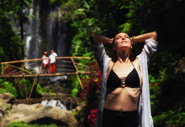 Femme près de Labuhan Kebo Waterfall situé à Munduk, Bali — Photo