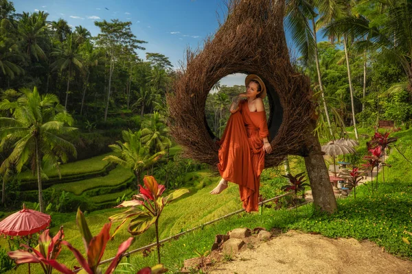 Mujer enyoing wiew de Tegalalang Rice Terrace, Bali — Foto de Stock