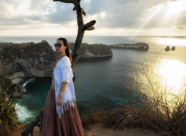 Žena s výhledem na Diamond Bay, ostrov Nusa Penida, Indonésie — Stock fotografie