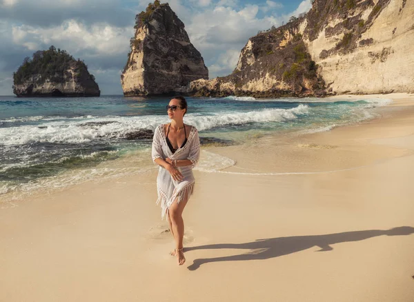 Mujer caminando en una playa en Diamond Bay, isla de Nusa Penida, Indonesia — Foto de Stock