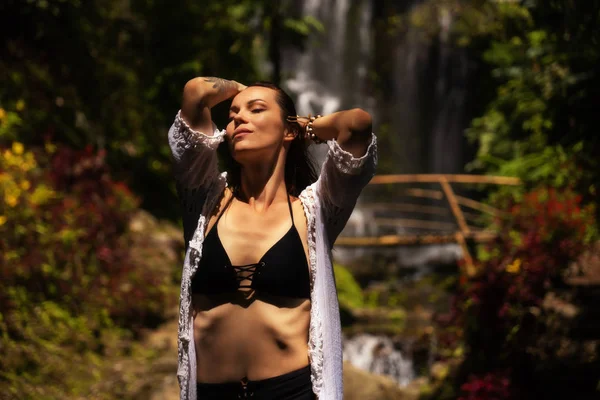 Frau in der Nähe von labuhan kebo Wasserfall in munduk, bali — Stockfoto