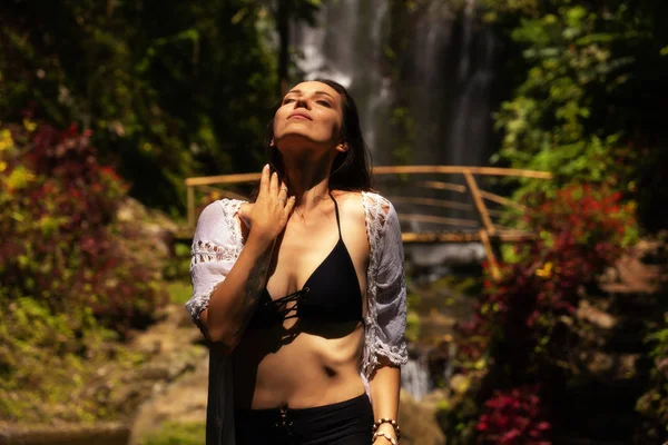 Woman near Labuhan Kebo Waterfall located in Munduk, Bali — Stock Photo, Image