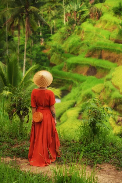 Mujer caminando en Tegalalang Rice Terrace, Bali — Foto de Stock