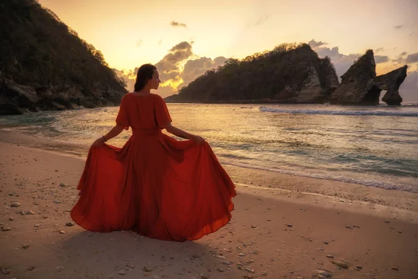 Frau am atuh beach auf der nusa penida insel, bali, indonesien — Stockfoto