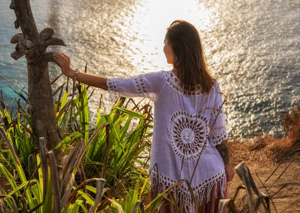 インドネシアヌサペニダ島ダイヤモンドベイの景色を楽しむ女性 — ストック写真