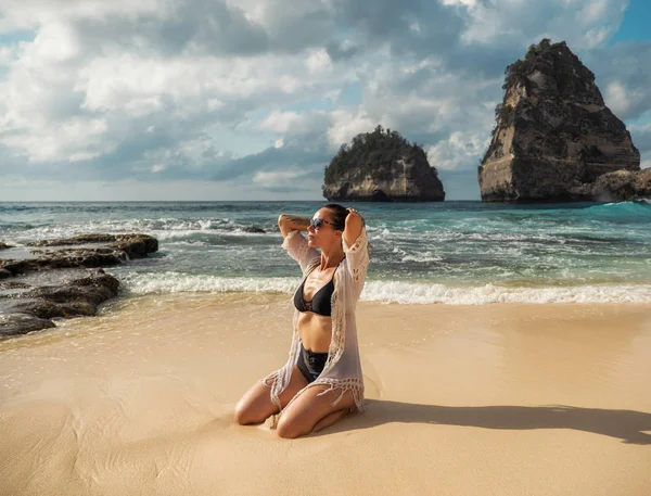 Nő séta a strandon Diamond Bay, Nusa Penida sziget, Indonézia — Stock Fotó