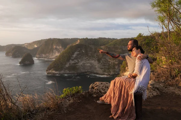 Pareja disfrutando de la vista desde Banah Cliff de la isla de Nusa Penida, Indonesia — Foto de Stock