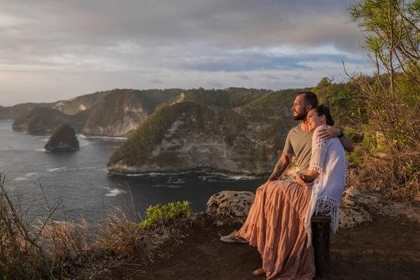 Pár těší pohled z Banah Cliff na ostrově Nusa Penida, Indonésie — Stock fotografie