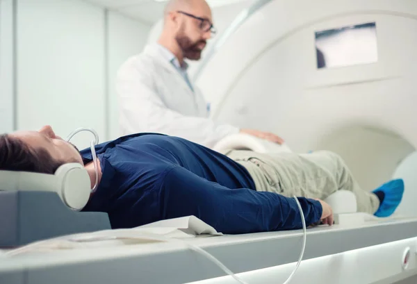 病院でMRI検査を受ける患者 — ストック写真