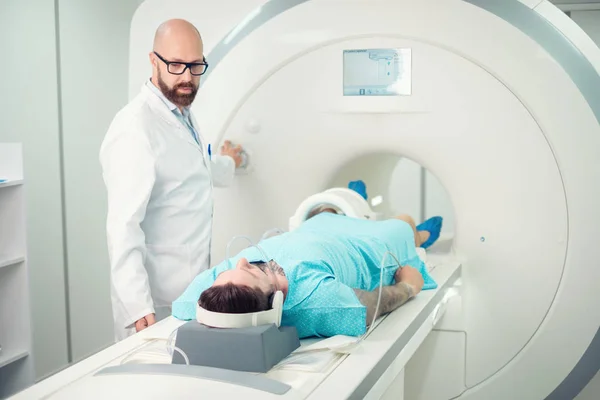 Patiënt bezoekt MRI-procedure in een ziekenhuis — Stockfoto