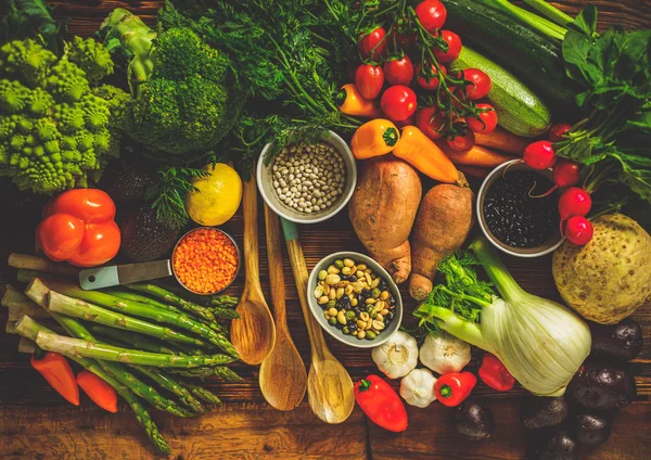 Sortimento de legumes frescos no fundo de madeira — Fotografia de Stock