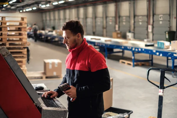 Courier ramasse le colis dans un entrepôt — Photo