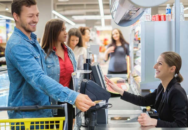 Para kupująca towary w sklepie spożywczym — Zdjęcie stockowe