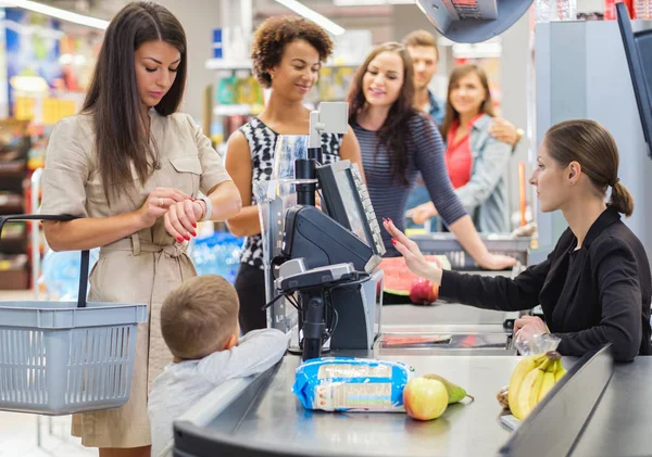 Woamn with a son in a grocery store — Stock Photo, Image
