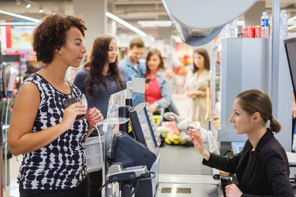 Schwarze Frau kauft Waren im Lebensmittelgeschäft — Stockfoto