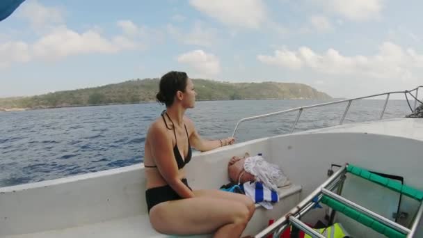 Tropik bir ülkede tekneye binen bir kadın — Stok video