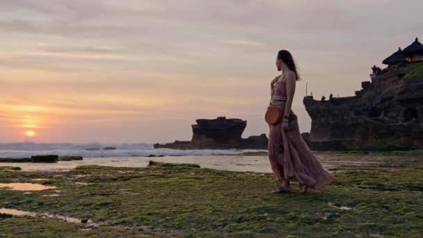 Vista del acantilado cerca de la playa de Atuh en la isla de Nusa Penida, Bali, Indonesia — Vídeos de Stock