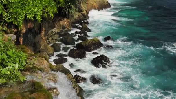 Uitzicht op Peguyangan Waterval, Nusa Penida, Bali, Indonesië — Stockvideo