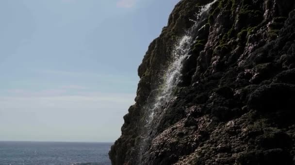Blick auf Peguyangan Wasserfall, Nusa Penida, Bali, Indonesien — Stockvideo