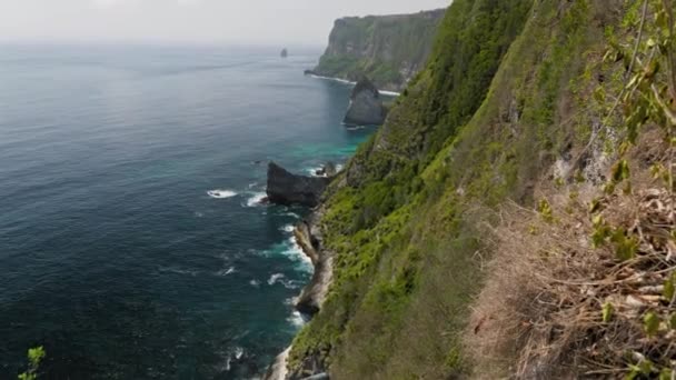 Onda quebrando rochoso no litoral — Vídeo de Stock