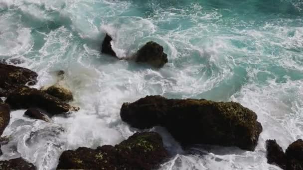 Onda rompendo rocciosa la riva del mare — Video Stock